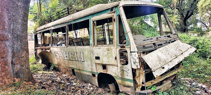 विकास की रफ्तार बढ़ाने को मिली थीं बसें, धीरे-धीरे कबाड़ में तब्दील