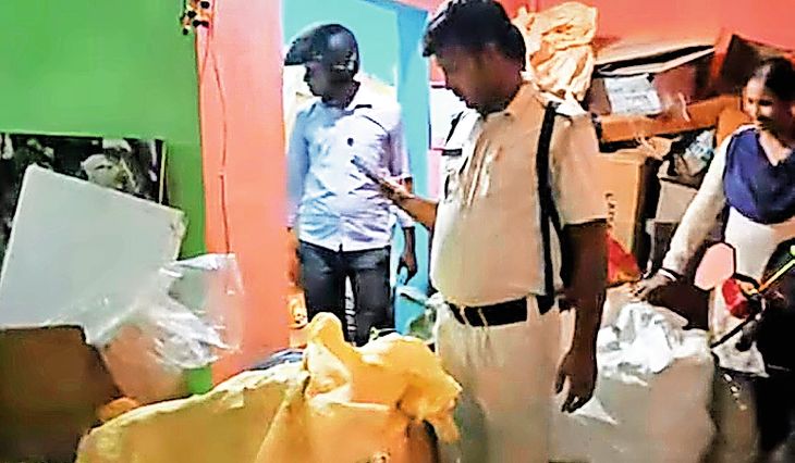 पुलिस की छापेमारी में भारी मात्रा में प्रतिबंधित पटाखे हुए बरामद