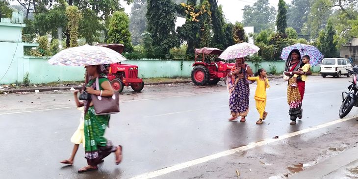 खरसावां-कुचाई में दिनभर रिमझिम बारिश से जनजीवन हुआ प्रभावित, छाए रहे काले बादल, छाता लेकर घरों से निकले लोग