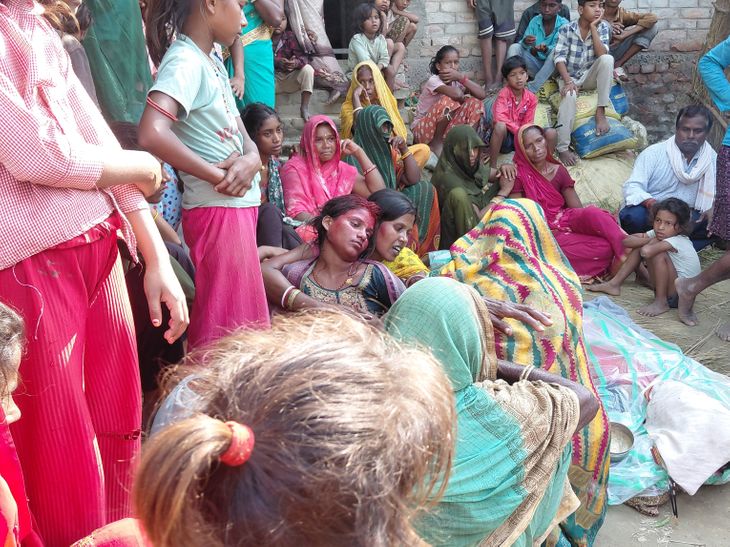 सीतामढ़ी में पेड़ से लटका मिला युवक का शव:गांव की युवती से था प्रेम प्रसंग; एक महीने पहले की थी शादी, पत्नी बोली- हत्या कर लटकाया