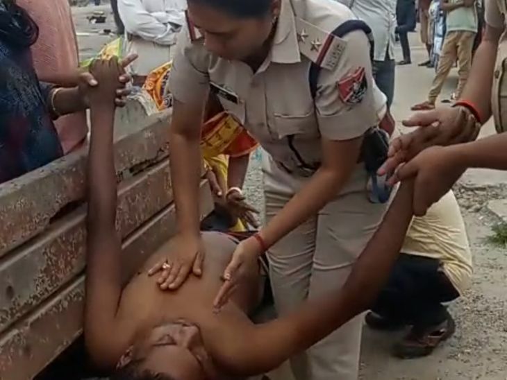 कटिहार-RPF महिला SI की फुर्ती से बची यात्री की जान:हार्ट अटैक के बाद दिया CPR, चितपुर एक्सप्रेस में अचानक बिगड़ी थी तबीयत