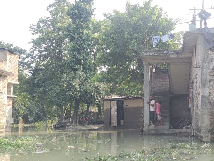 गंगा का जलस्तर बढ़ा,10 पंचायतों में घुसा पानी:खगड़िया-गोगरी के बोरना हाईस्कूल में पढ़ाई बंद ; 10 संवेदनशील स्थानों पर नाव तैनात