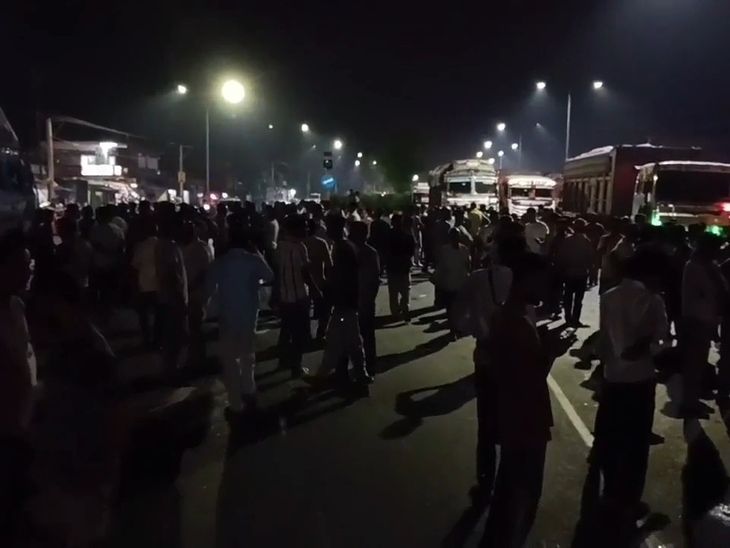 बरवाअड्डा NH-19 पर कार की टक्कर से महिला की मौत:आक्रोशित ग्रामीणों ने 4 घंटे हाईवे जाम किया, कार चालक समेत तीन को पुलिस को सौंपा