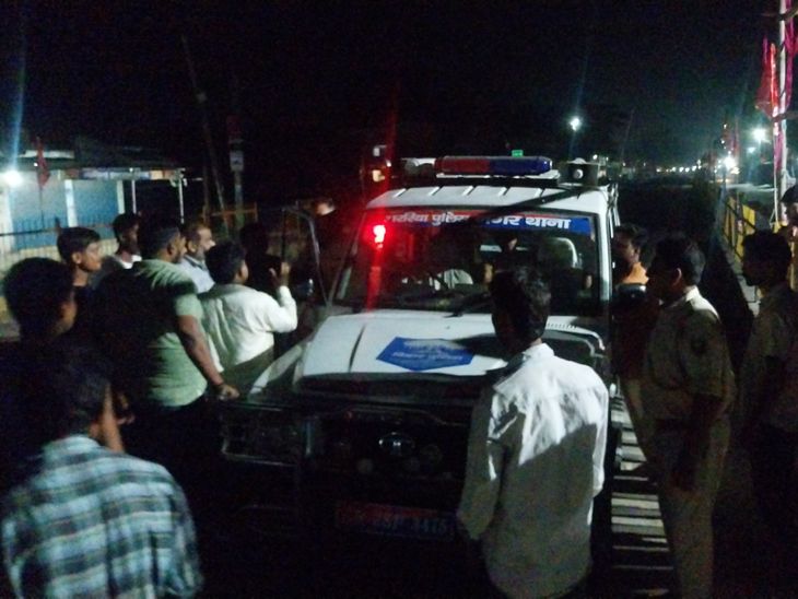अररिया में स्कूल से डेस्क-बेंच चोरी करते युवक पकड़ाया:ग्रामीणों ने रंगे हाथ दबोचा, 6 महीने पहले भी हुई थी चोरी
