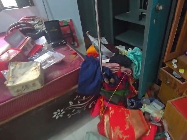 बगोदर में बंद घर का ताला तोड़कर चोरी:दो अलमारी खंगालकर जेवरात समेत सामान ले गए चोर, डेढ़ माह से गृहस्वामी मुंबई में रह रहे