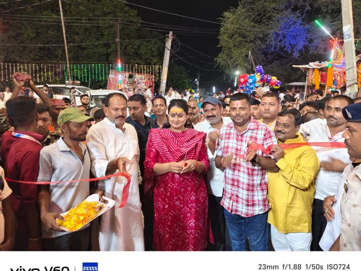 मंत्री श्रेयसी सिंह ने किया दुर्गा पूजा मेले का उद्घाटन:जमुई में ब्रेक डांस झूले का लिया आनंद; चाट भी खाई; लोगों के साथ खिंचवाई सेल्फी
