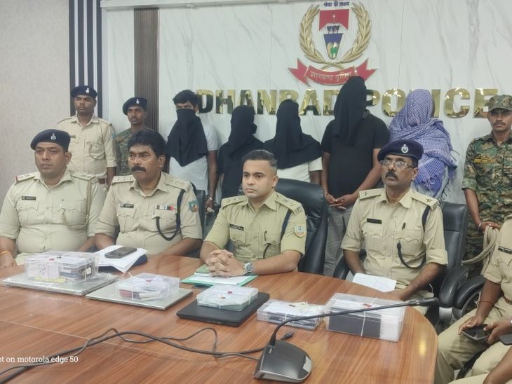 टुंडी में छापेमारी कर 5 साइबर अपराधी पकड़े गए:20 मोबाइल, 3 लैपटॉप और 16 एटीएम कार्ड समेत कई दस्तावेज बरामद