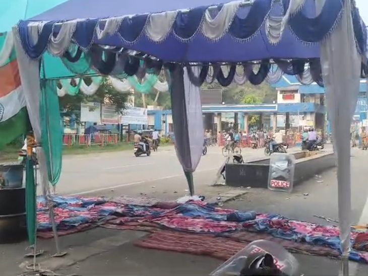 बोकारो स्टील प्लांट गेट से हटाए गए प्रदर्शनकारी:1500 युवाओं के नियोजन की मांग पर 9वें दिन भी जारी, प्रशासन ने लगाया निषेधाज्ञा