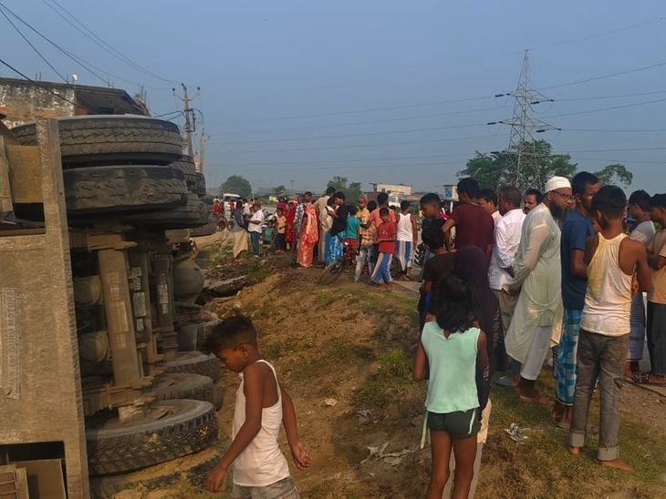 Kishanganj Road Accident | Dumper Crashes Into Shops On NH-327E