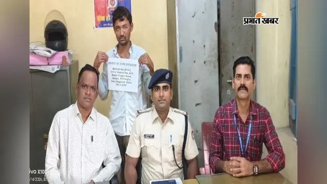 चलती ट्रेन से मोबाइल छीन रहा था चोर, यात्री ने पकड़ा हाथ, वायरल वीडियो देखकर RPF ने घोघा से दबोचा