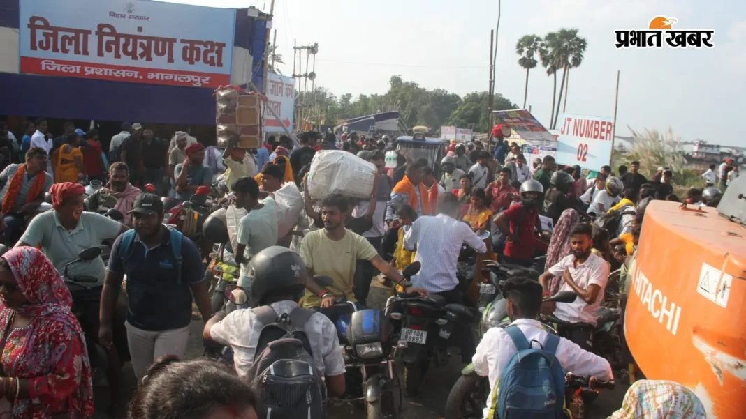 गंगा में पानी घटते ही मिट्टी में धंसा स्टीमर, भागलपुर के बियाडा घाट पर 45 मिनट तक फंसे रहे सैकड़ों यात्री