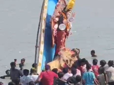 बोचहां में मां दुर्गा की प्रतिमाएं विसर्जित:नम आंखों से विदाई, विभिन्न घाटों और जलाशयों में विसर्जन, पुलिस प्रशासन मुस्तैद रहा