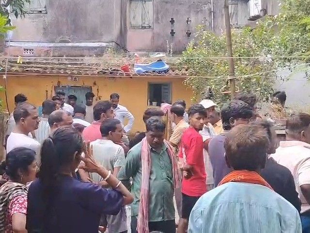 धनबाद में घर के अंदर गमछे से लटका मिला युवक:मौत के कारणों का अब तक नहीं चला पता, पोस्टमार्टम के लिए बॉडी भेजा गया