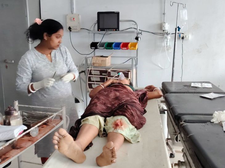 कोडरमा में पति ने पत्नी पर चाकू से हमला किया:घरेलू विवाद में गर्दन पर वार कर गंभीर रूप से घायल किया, हजारीबाग रेफर