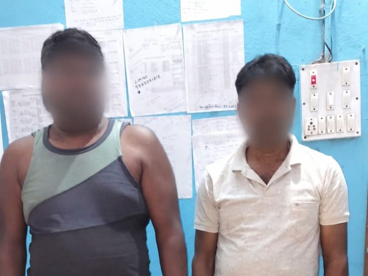 किशनगंज में 28 हजार की अवैध लॉटरी बरामद:2 लोग गिरफ्तार, 5 हजार से ज्यादा नगदी और 2 मोबाइल फोन जब्त