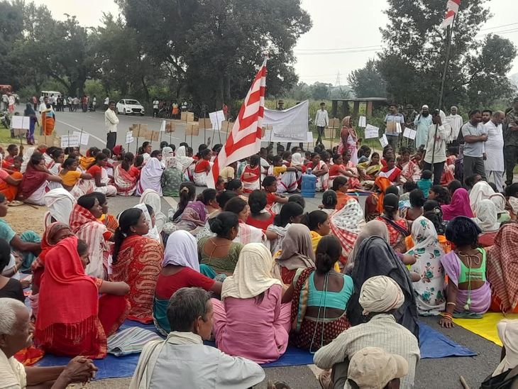 रेशमी मेटालिक कंपनी के खिलाफ आदिवासियों ने NH-99 किया जाम:फर्जी मुकदमे दर्ज होने के आरोप में हजारों ग्रामीण अड़े, कंपनी प्रबंधन को बुलाने की मांग