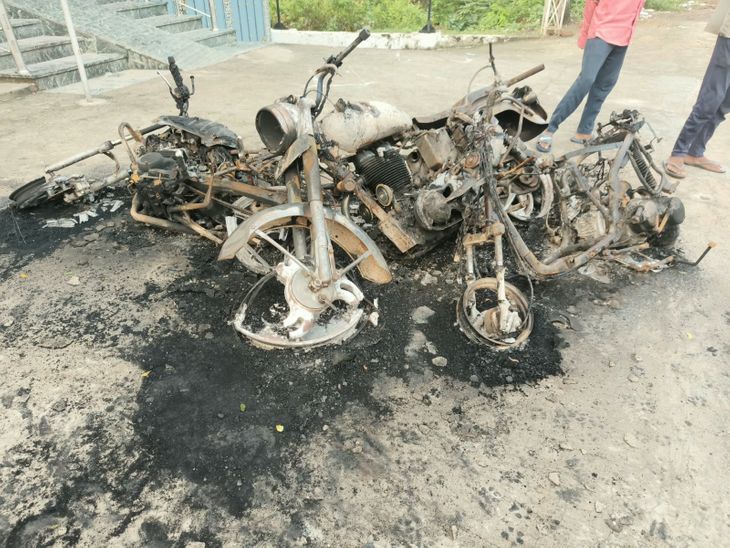 सीवान में फायरिंग के बाद युवक को चाकू मारा:3 बाइकें जलाई; थानेदार पर लापरवाही का आरोप