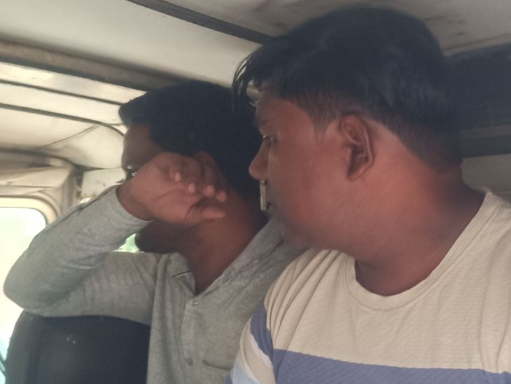 दीपावली से पहले किशनगंज में जुए के अड्डे पर छापा:पुलिस ने 2 बाइक, 2 मोबाइल, 6,500 रुपये और ताश की पत्तियां पकड़ी