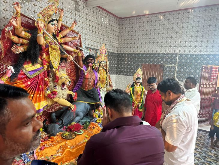खगड़िया सांसद ने पूजा पंडालों में किए दर्शन:मां दुर्गा से सुख-समृद्धि और विकास की कामना; लोगों की समस्याएं सुनने के बाद समाधान का भरोसा दिया