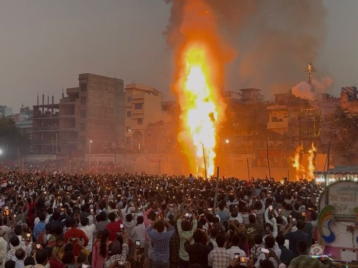 50 फीट रावण, 45 फीट मेघनाद के पुतले जलाए:नवादा में विजयादशमी पर हरिश्चंद्र स्टेडियम में कार्यक्रम