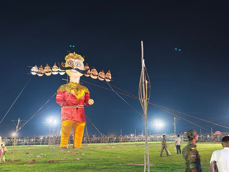 फारबिसगंज में पहली बार हुआ रावण दहन:हवाई फील्ड में हुआ होगा आयोजन, जुटी श्रद्धालुओं की भीड़