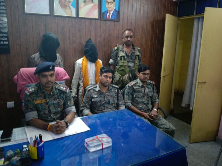 हथियार लहराकर ग्रामीणों को डरा रहे दो युवक गिरफ्तार:देशी सिक्सर और चाकू बरामद, लातेहार पुलिस ने की कार्रवाई