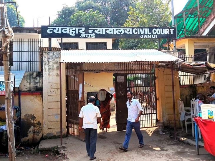 23 साल पुराने दोहरे हत्याकांड में आरोपी ने सरेंडर किया:पुलिस की चेतावनी के बाद महेश यादव ने कोर्ट में किया आत्मसमर्पण