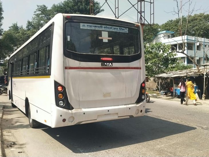 कटिहार में बिना नंबर प्लेट दौड़ रही बसें:परिवहन विभाग पर सवाल, DTO ने कहा - कार्रवाई की जाएगी