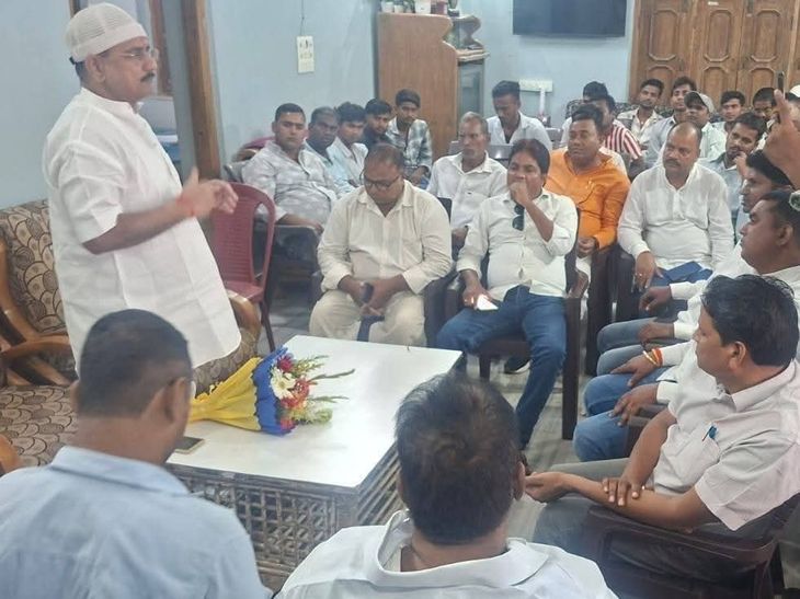 नवादा में पटना स्नातक चुनाव को लेकर राजद की बैठक:पूर्व विधायक के आवास पर जुटे कार्यकर्ता, तेजस्वी यादव के हाथ का संकल्प