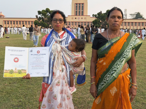 मां BIT में सफाईकर्मी, बेटी ने वहीं की PhD:रांची के तुरुप की रहने वाली हैं आरती, RTC से बीटेक, BIT से एमटेक और फिर पीएचडी