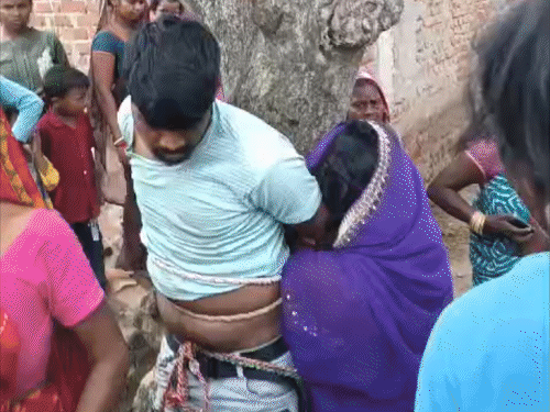 गिरिडीह में प्रेमी-प्रेमिका को पेड़ से बांधकर रखा:बिहार से आया था प्रेमी, ग्रामीणों ने महिला संग पेड़ से बांधकर पीटा, पुलिस ने छुड़ाया