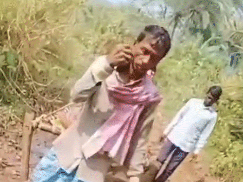 साहिबगंज में सड़क नहीं, तो खाट बनी एंबुलेस:गर्भवती को 4km तक कीचड़ भरे रास्ते से ले गए ग्रामीण, 108 एंबुलेंस गांव तक नहीं पहुंची