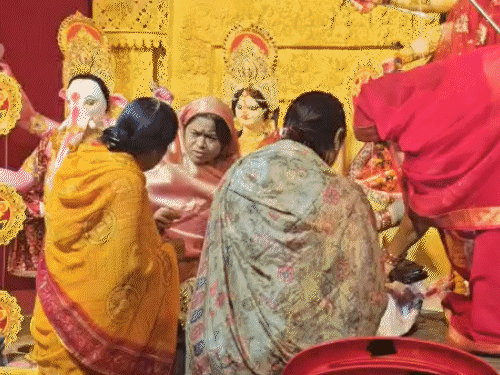 कोडरमा में विजयादशमी पर मां दुर्गा की विदाई:महिलाओं ने खेला सिंदूर: एक-दूसरे को लगाया रंग, मांगा अखंड सौभाग्य का आशीर्वाद
