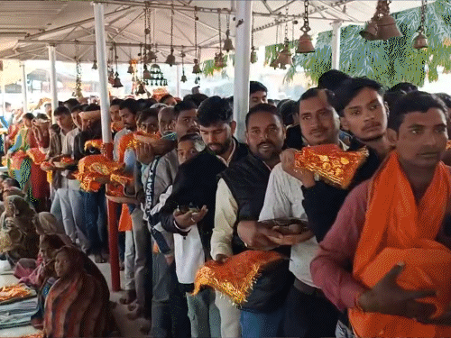 लातेहार नगर भगवती मंदिर में 16 दिवसीय नवरात्र शुरू:यहां 9 नहीं, 16 दिन होती है मां की आराधना, 500 साल पुरानी कैथी पोथी से पूजा