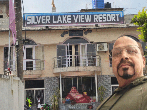 नाबालिग से कथित यौन उत्पीड़न; जेल में कोडरमा सिविल सर्जन:तीन जगह निजी प्रैक्टिस की चर्चा, जामुखाड़ी में रिसॉर्ट से जुड़ाव के भी दावे