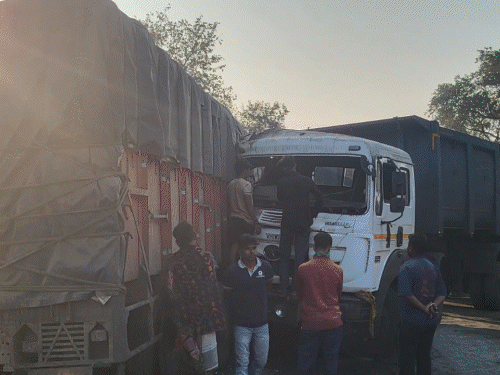 पाकुड़ में खड़े ट्रक में हाईवा ने मारी टक्कर:चालक गंभीर; अवैध रास्ते से भारी वाहनों की आवाजाही पर भड़के ग्रामीण