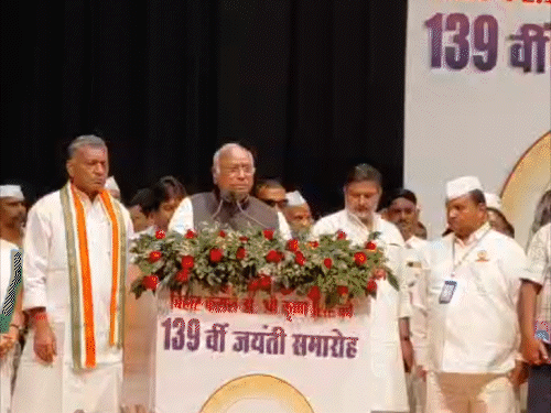 'देश के प्रधानमंत्री के परिवार के प्रति दुर्भावना अपराध है':'मोदी क्या, मोदी का बाप भी जाएगा', खड़गे के बयान पर सम्राट चौधरी ने कहा- कांग्रेस माफी मांगे