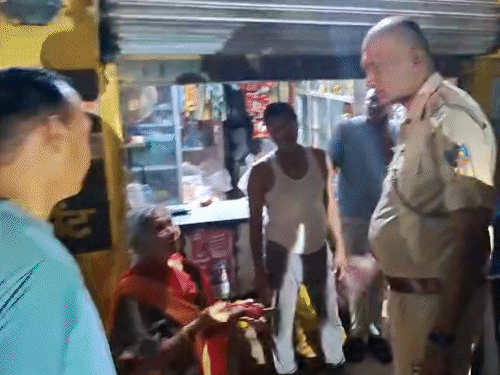 कोडरमा में 10 दिन में ठगी की 3 वारदातें:पुलिसकर्मी बन बुजुर्ग महिला की सोने की चेन उड़ाई, कागज में पत्थर थमाकर फरार हुए दो ठग