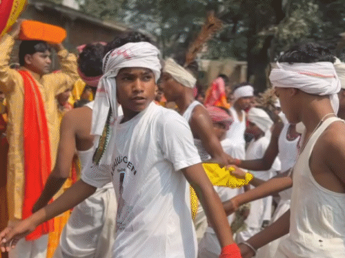 पाकुड़ तारापुर की कलश यात्रा में दिखी आदिवासी संस्कृति:ढोल-नगाड़ों और दशांय-दोन बाजा की धुन पर निकली शोभायात्रा, दिखा उत्साह