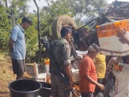 रामगढ़ में ब्रेक फेल होने से मछली लदा ट्रेलर पलटा:आंध्र प्रदेश से बिहार जा रहा था, ड्राइवर को मामूली चोट, 45 लाख का नुकसान