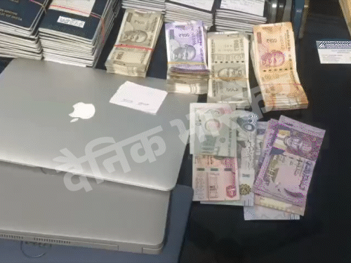 पटना में ट्रैवल एजेंसी के ऑफिस से मिले 118 पासपोर्ट:विदेश में नौकरी के नाम पर लेते थे 3-3 लाख रुपए, भारतीय मुद्रा के साथ विदेशी करेंसी बरामद