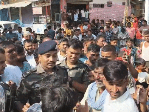 चतरा में युवक की मौत पर परिजनों ने सड़क जाम:सड़क पर छोड़ी गिट्टी से हुआ था हादसा, मुआवजे के आश्वासन पर खुला जाम