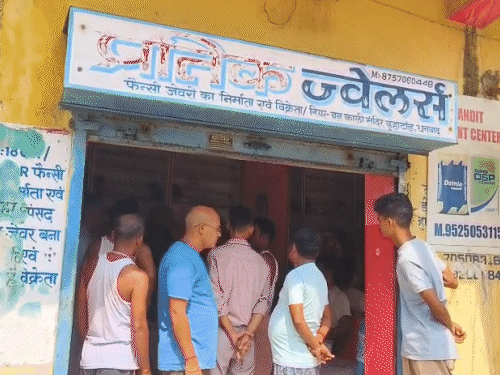 वेंटिलेटर तोड़कर ज्वेलरी दुकान में चोरी:धनबाद के धनसार से लाखों के जेवर ले गए चोर, सीसीटीवी फुटेज खंगाल रही पुलिस