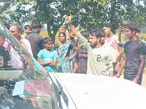 कोडरमा में पुलिस को बंधक बनाए रखे ग्रामीण:अवैध बालू लदे ट्रैक्टर छोड़ने का लगाया आरोप, सीओ और थाना प्रभारी पहुंचे गांव