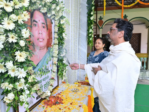 रामगढ़ के नेमरा से चल रही झारखंड सरकार:मां के श्राद्धकर्म के बीच फाइलें निबटा रहे CM हेमंत सोरेन, अधिकारियों को दे रहे निर्देश