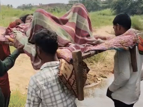चतरा में पुल न होने से खटिया बनी एंबुलेंस:प्रसव पीड़ा से तड़पती गर्भवती को ग्रामीणों ने 1 किमी ढोकर अस्पताल पहुंचाया