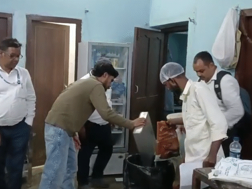 केक-बेकरी की दुकानों में मिले एक्सपायरी सामान:कीड़े भी लगे थे, एक का लाइसेंस सस्पेंड; दूसरे शॉप को 3 दिन के लिए किया बंद