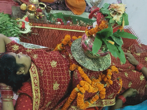 समस्तीपुर में 2516 कीलों पर लेटकर मां की आराधना:सीने पर 3 किलो का कलश, नवरात्र के पहले दिन से छोड़ा अन्न-पानी