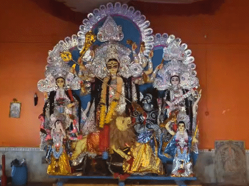पाकुड़ के शील दुर्गा मंदिर की 160 साल पुरानी परंपरा:35 बीघा जमीन की आय से निकलता है पूजा का खर्च, मिट्टी के मंदिर से हुई थी शुरुआत