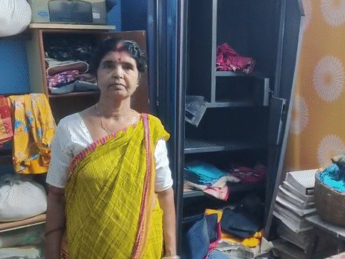 धनबाद में बंद घर से 4.50 लाख के जेवर-रुपए चोरी:चोरों ने तीन अलमारियां तोड़ीं; दुर्गापूजा पंडाल से लौटा बेटा तो टूटा मिला दरवाजे का ताला